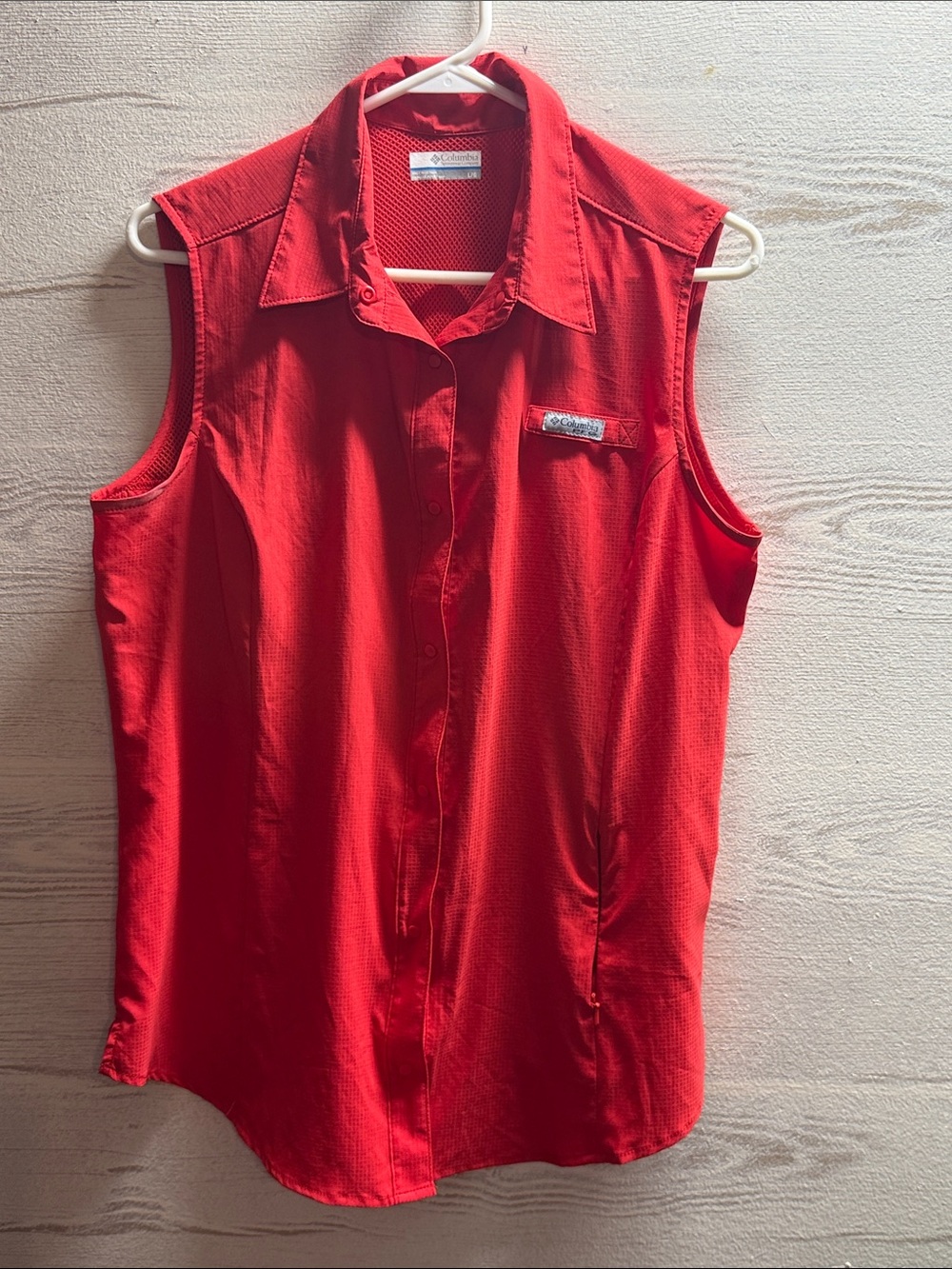 Columbia red sleeveless button performance fishing gear shirt. Size L